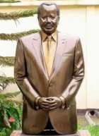 Statue du Président Paul BIYA érigée à Yaoundé à l'occasion du 32ème anniversaire du RDPC